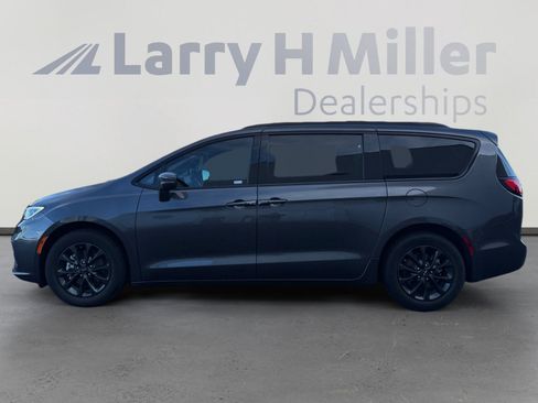 Used 2021 Chrysler Pacifica Touring w/ S Appearance Package image 2