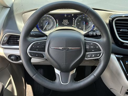 Used 2023 Chrysler Pacifica Touring-L FWD image 12