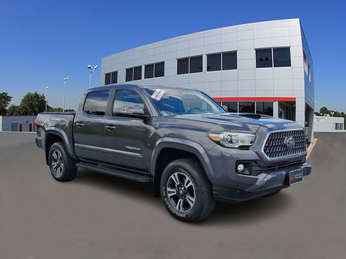 Used 2018 Toyota Tacoma TRD Sport AWD/4WD image 1