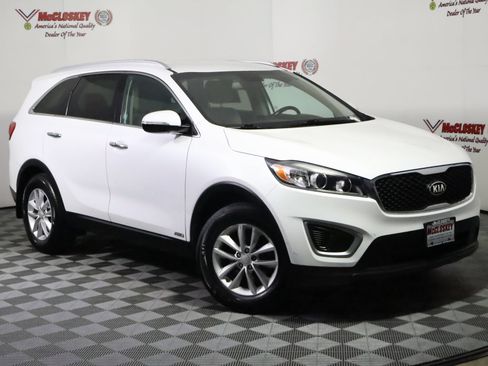 Used 2017 Kia Sorento AWD w/ LX Convenience Package image 2