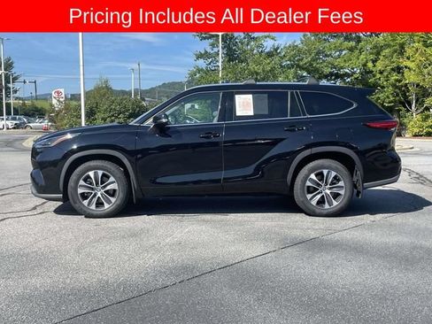 Used 2021 Toyota Highlander XLE AWD/4WD image 2