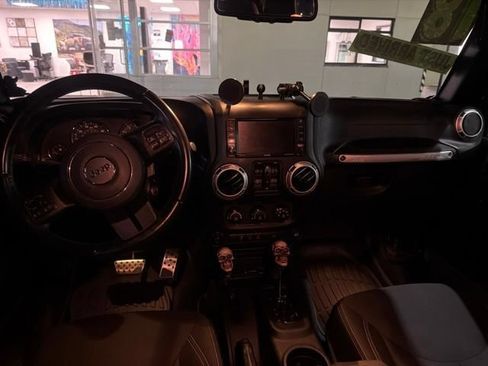 Used 2018 Jeep Wrangler Unlimited Sahara w/ Connectivity Group AWD/4WD image 10