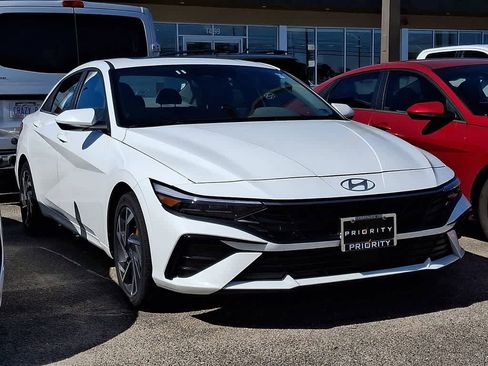 Used 2025 Hyundai Elantra SEL image 2