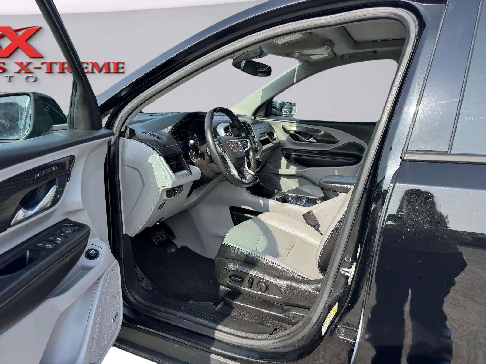 Used 2022 GMC Terrain SLT w/ Infotainment Package II AWD/4WD image 17