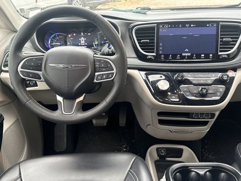 Used 2024 Chrysler Pacifica Limited FWD image 4