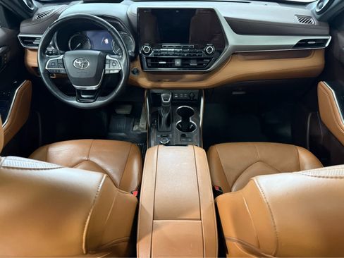 Used 2022 Toyota Highlander Platinum image 16