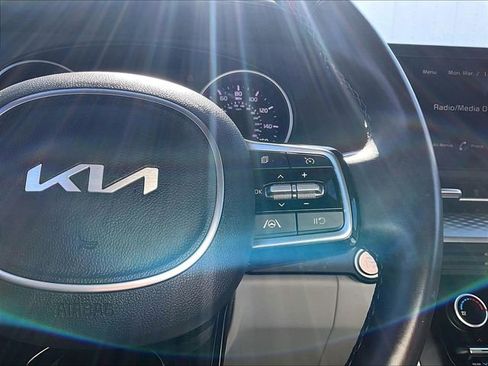 Used 2024 Kia Carnival LX image 24