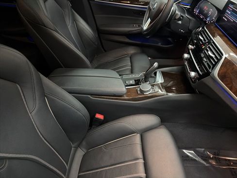 Used 2020 BMW 530e xDrive w/ M Sport Package image 31