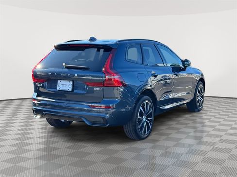 Used 2023 Volvo XC60 B5 Plus image 4