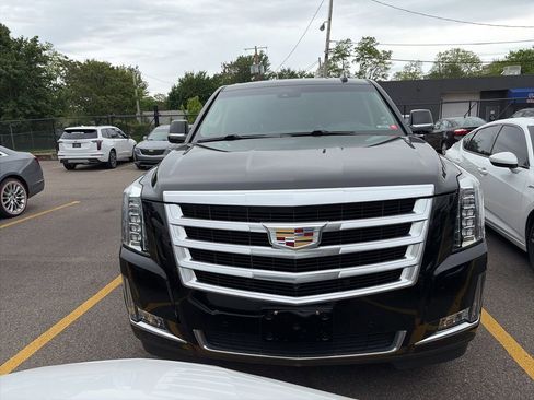 Used 2019 Cadillac Escalade ESV Luxury AWD/4WD image 2
