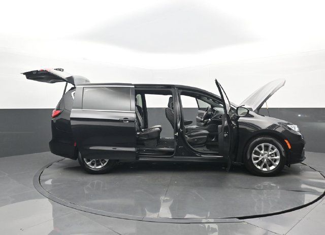 Used 2026 Chrysler Pacifica Limited FWD image 32