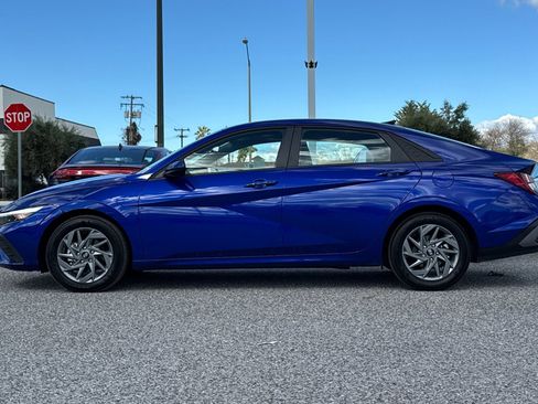 Used 2024 Hyundai Elantra Blue image 2