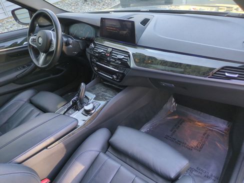 Used 2019 BMW 530e xDrive w/ M Sport Package image 33