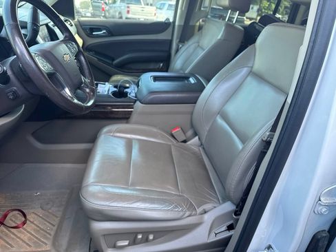 Used 2020 Chevrolet Suburban LT w/ Luxury Package RWD image 3