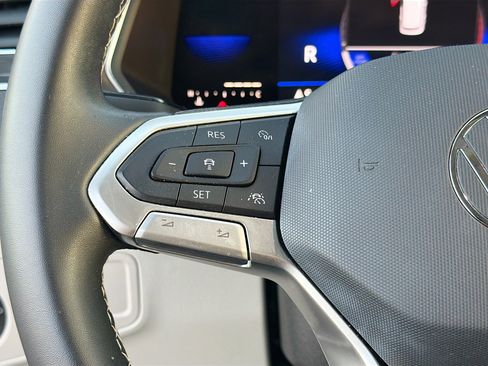 Used 2022 Volkswagen Tiguan SE image 36