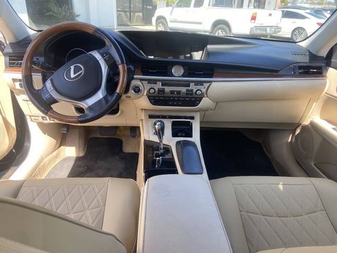 Used 2013 Lexus ES 300h w/ Luxury Pkg FWD image 16