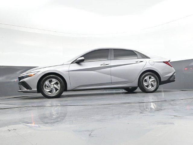 Used 2025 Hyundai Elantra SE FWD image 36