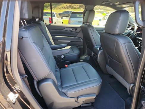 Used 2025 Chevrolet Traverse LT image 33