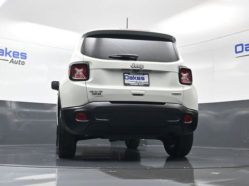 Used 2020 Jeep Renegade Latitude w/ Cold Weather Group image 39