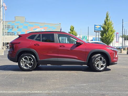 Used 2025 Chevrolet Trax LT FWD image 21