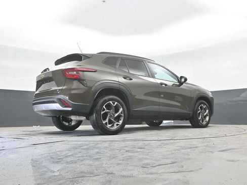 Used 2024 Chevrolet Trax LT w/ Sunroof Package FWD image 34