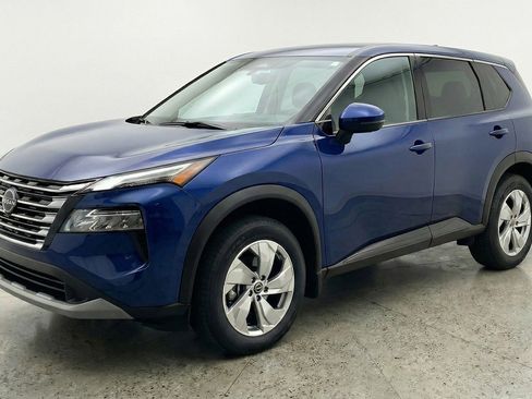 Used 2025 Nissan Rogue SV image 3