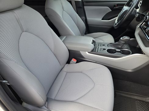 Used 2020 Toyota Highlander LE AWD/4WD image 10