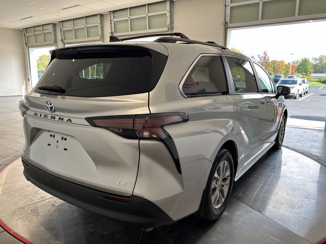 Used 2025 Toyota Sienna LE AWD/4WD image 7