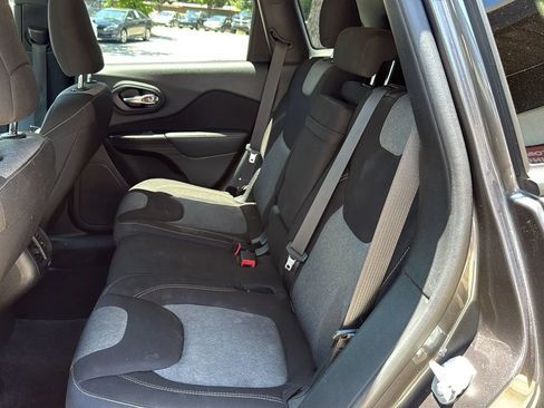 Used 2017 Jeep Cherokee Sport w/ Cold Weather Group FWD image 16