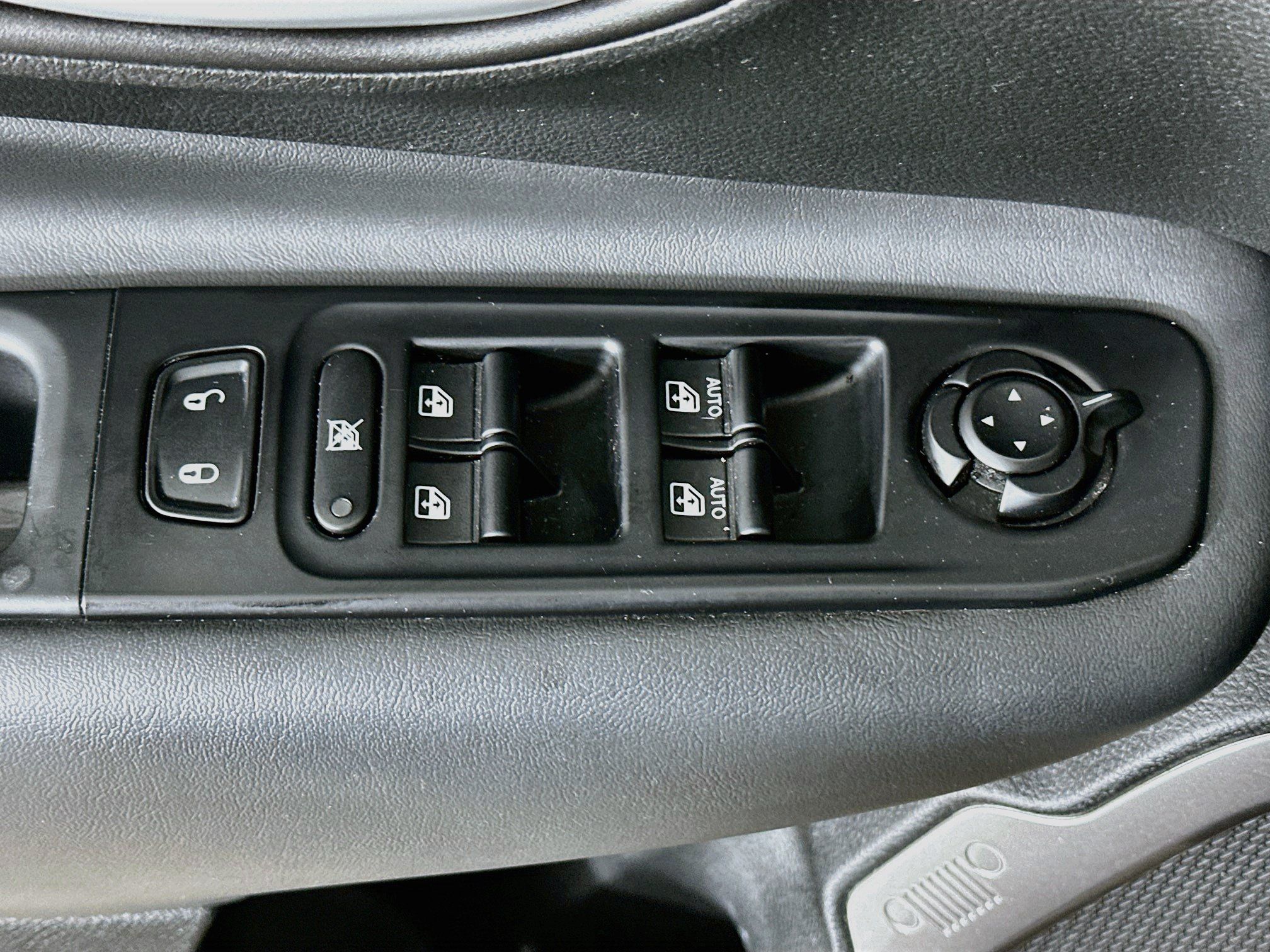 Used 2023 Jeep Renegade Latitude AWD/4WD image 15
