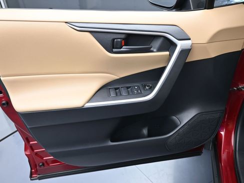 Used 2019 Toyota RAV4 LE image 12