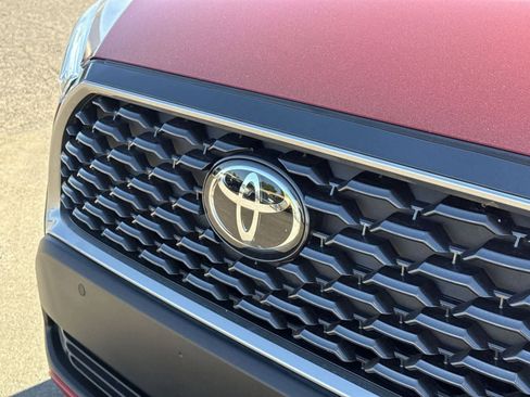 Used 2023 Toyota Corolla Cross XLE image 32