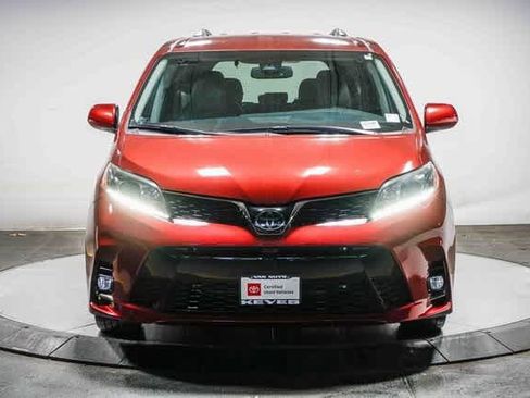 Used 2020 Toyota Sienna SE image 6