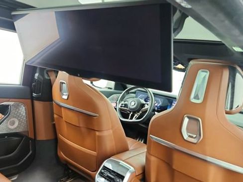 Used 2023 BMW 740i w/ Executive Package image 27