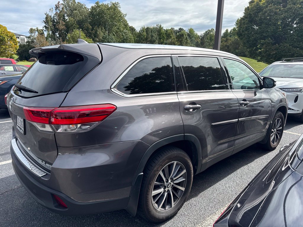 Used 2019 Toyota Highlander XLE AWD/4WD image 2