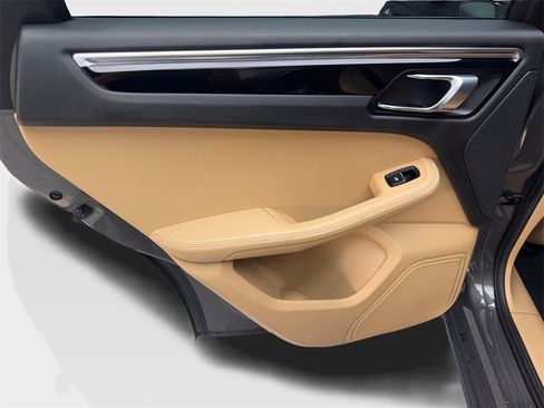 Used 2018 Porsche Macan image 35