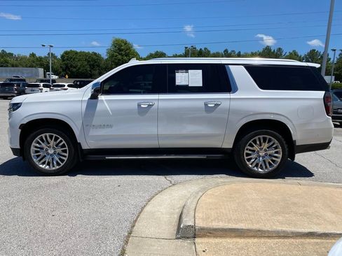 Used 2024 Chevrolet Suburban Premier w/ Advanced Technology Package AWD/4WD image 4