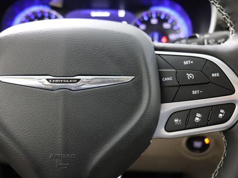 Used 2024 Chrysler Pacifica Limited FWD image 30