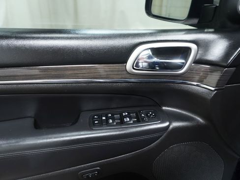Used 2018 Jeep Grand Cherokee Overland AWD/4WD image 24