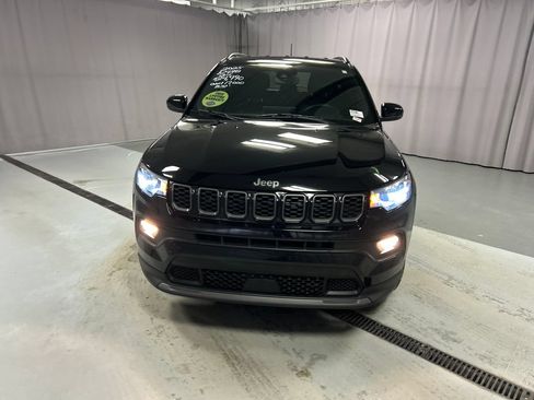 Used 2025 Jeep Compass Latitude w/ Altitude Special Edition AWD/4WD image 2