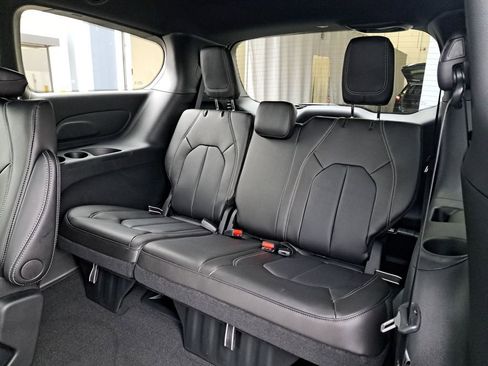 New 2026 Chrysler Pacifica Select image 13