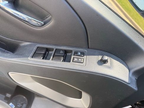 Used 2025 Nissan Frontier SV image 11