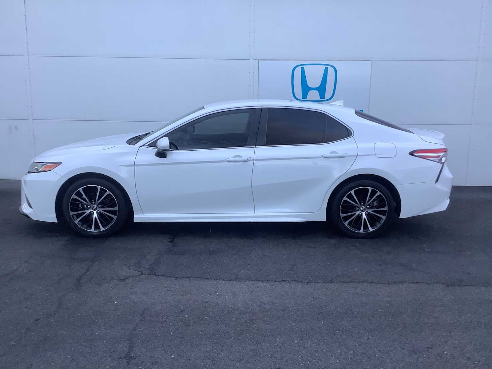 Used 2020 Toyota Camry SE w/ Carpet Mat Package FWD image 2