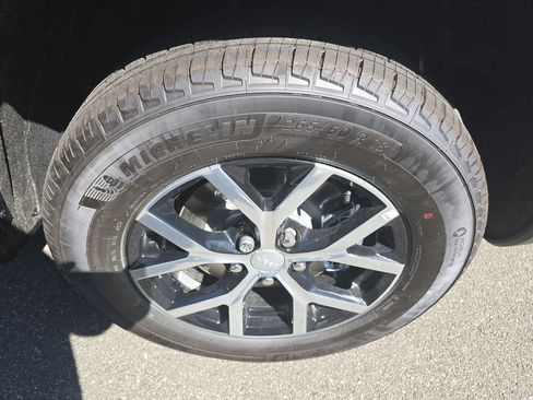 New 2025 Jeep Grand Cherokee L Limited RWD image 34