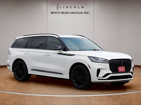 Used 2025 Lincoln Aviator Reserve w/ Equipment Group 201A AWD/4WD image 3