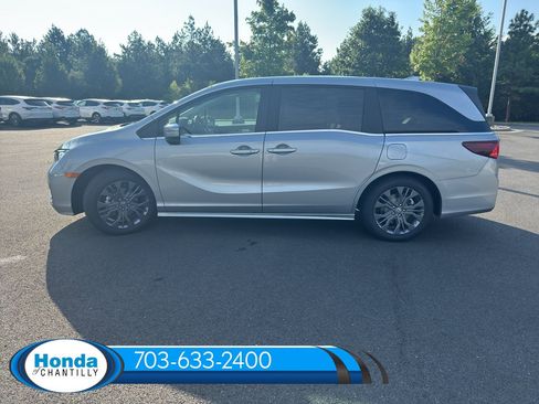 New 2026 Honda Odyssey Touring image 4