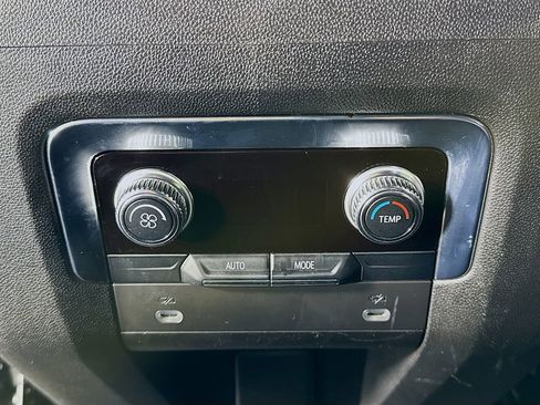 Used 2023 GMC Yukon SLT image 28