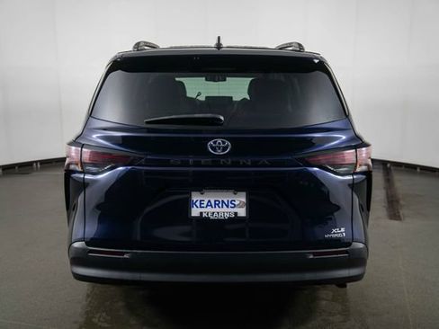Used 2024 Toyota Sienna XLE FWD image 7