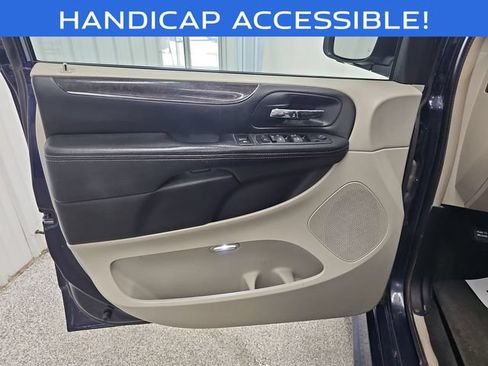 Used 2013 Chrysler Town & Country Touring FWD image 10