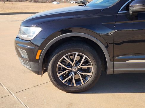 Used 2020 Volkswagen Tiguan SE w/ Panoramic Sunroof Package image 9